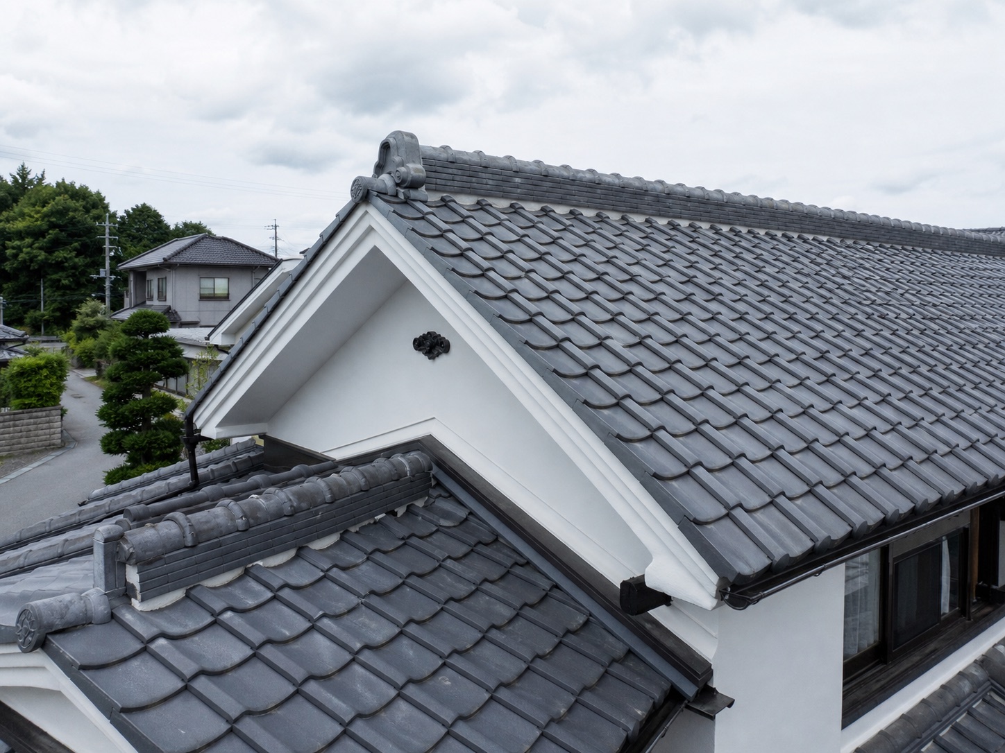 端正に葺かれた和瓦屋根の施工イメージ